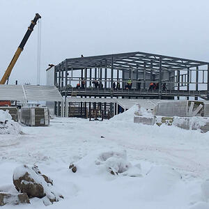 Ведется монтаж металлоконструкций 